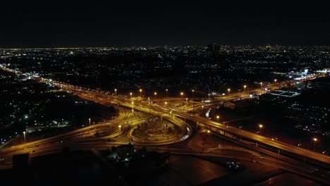 volando de vuelta a la intersección de la carretera paisaje urbano en la noche