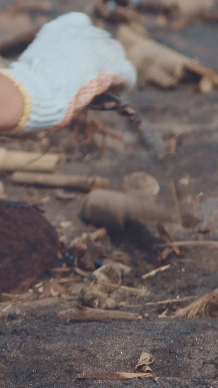 Volunteer cleans plastic pollution from bali beach to protect the ocean