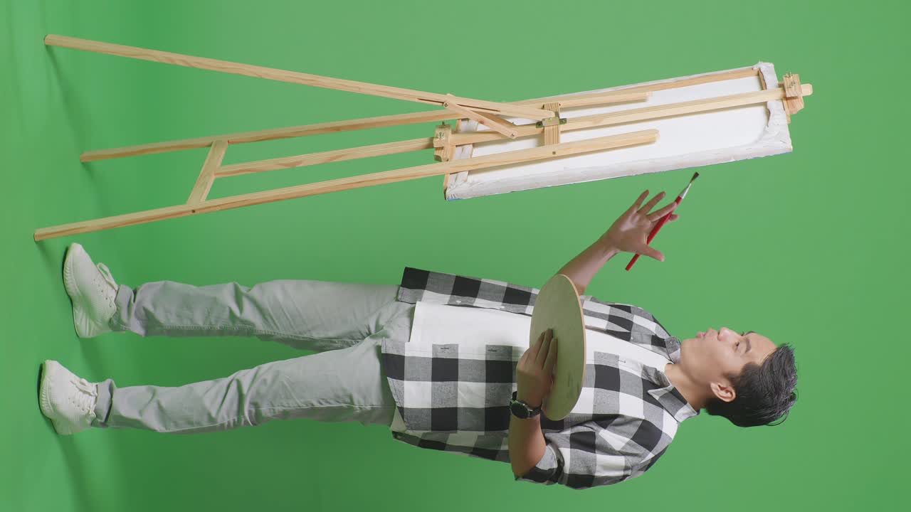 Artista che dipinge sul cavalletto