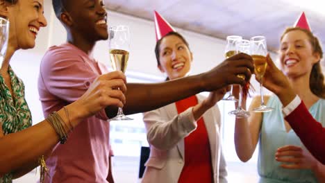dirigenti d'azienda che brindano a bicchieri di champagne