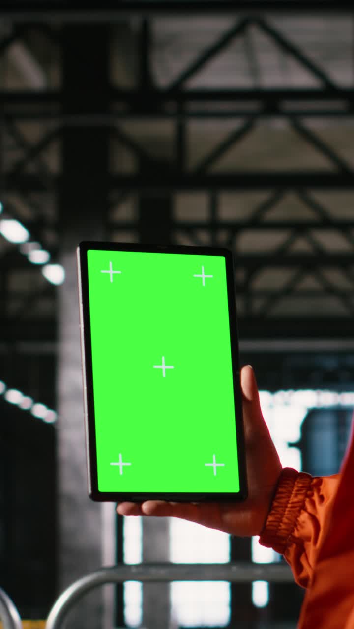 Video verticale. Tablet, schermo verde verticale, ingegnere uomo, operazioni di industria pesante.