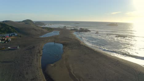 Toma-De-La-Puesta-De-Sol-En-La-Playa-De-Matanzas,-Famoso-Deporte-De-Windsurf,-Viaje-En-Toma-De-Drones