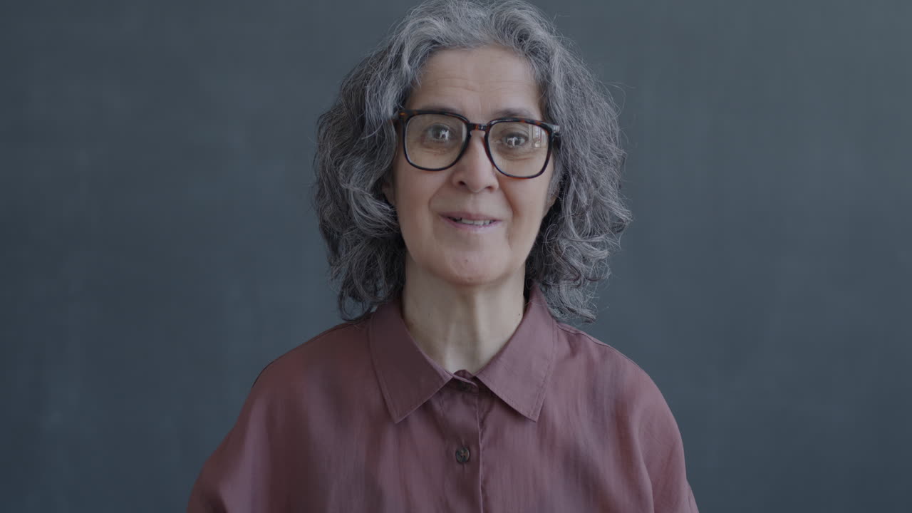 donna anziana felice