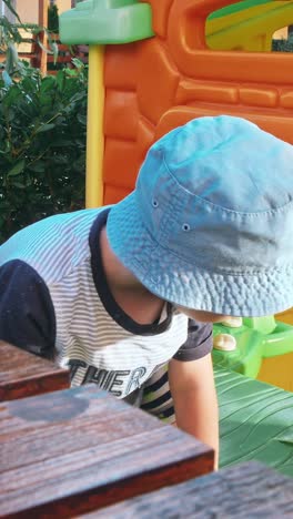 niño feliz divirtiéndose en el parque de atracciones para niños