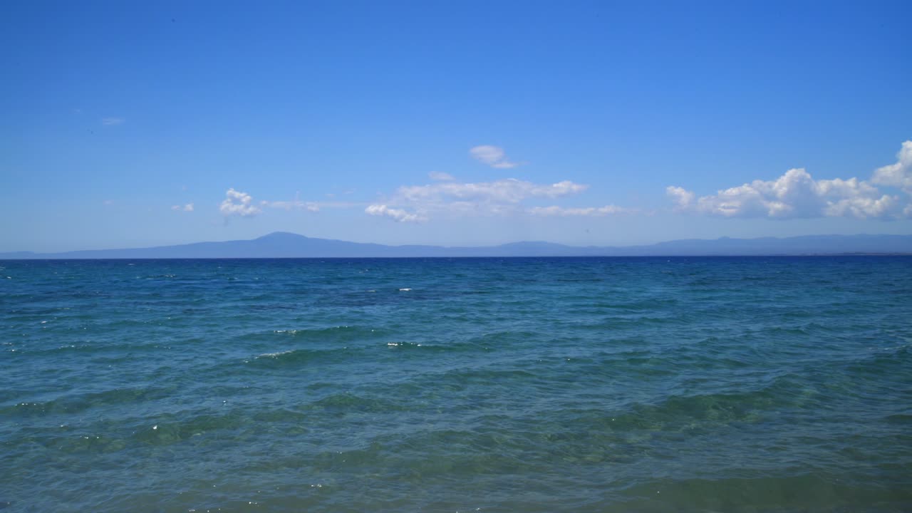 넓은 파노라마,  오른쪽 움직임, 놀라운 파란색, 칼라마타의 바다, 펠로폰네소스, 그리스, 파란 하늘의 아름다운 구름 4k
