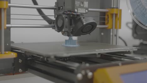 Detailaufnahme-Auf-Einem-3D-Drucker,-Der-Derzeit-Ein-Blaues-Kettenrad-Werkzeug-Druckt