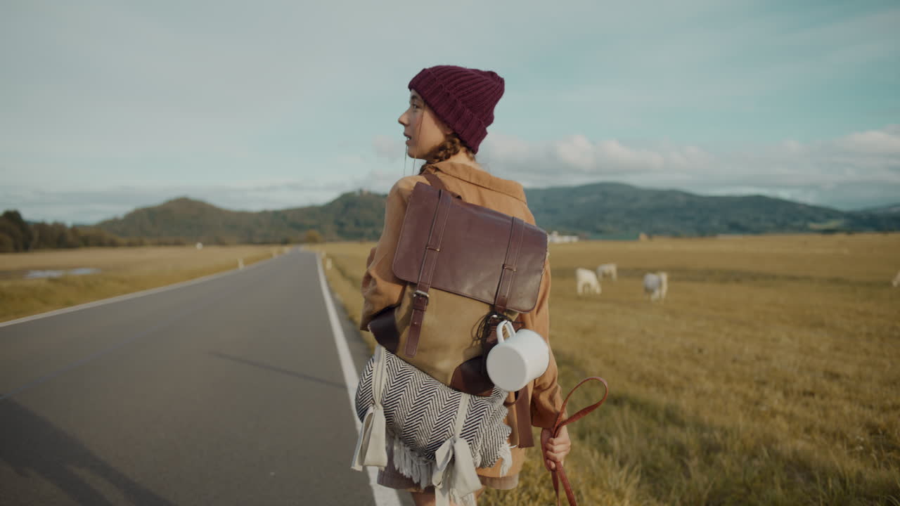⁇  을  ⁇ 고 있는 배 ⁇  을 들고 있는 여성 관광객