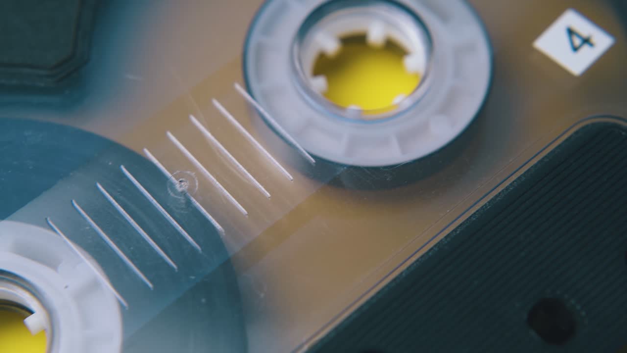 movimiento por encima de la cassette compacta sobre un fondo amarillo brillante