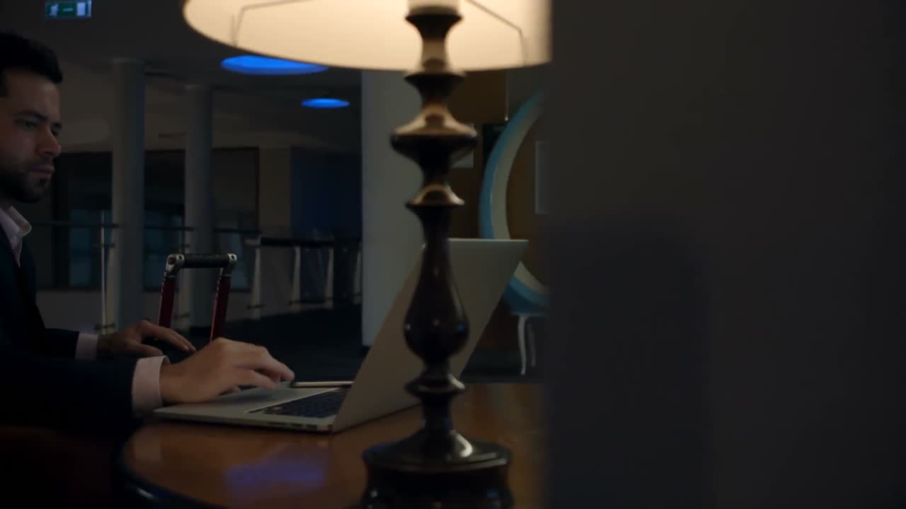 hombre de negocios usando computadora portátil en la mesa 4k