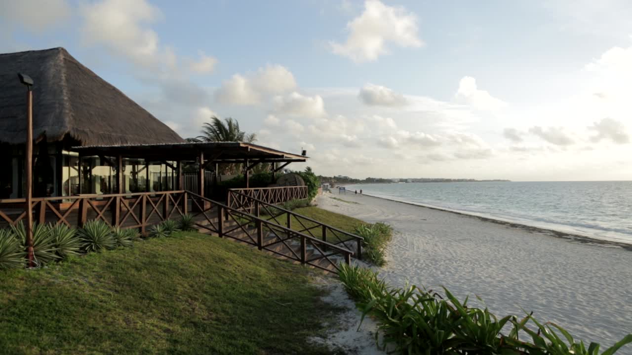 una playa hermosa y tranquila con el agua bañando suavemente la orilla