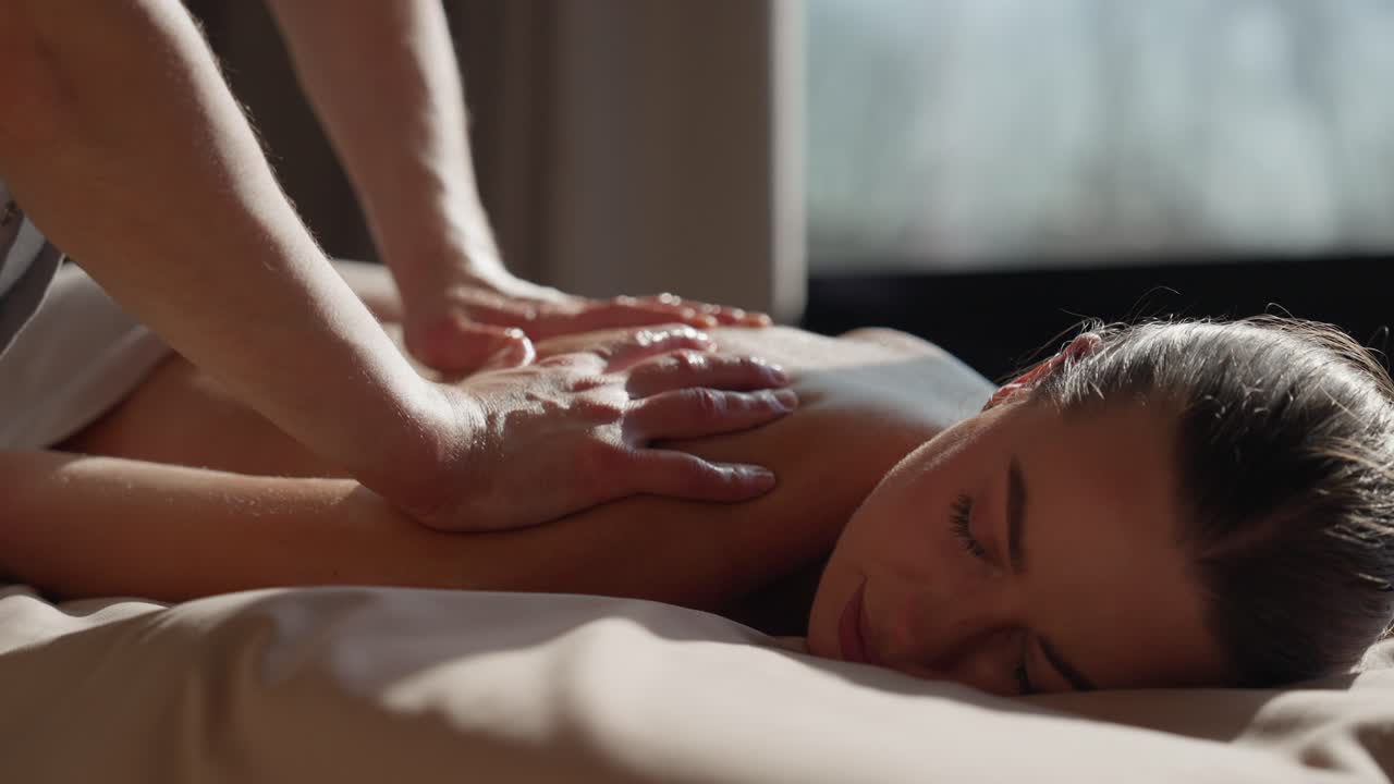 Kvinde får afslappende rygmassage på et spa