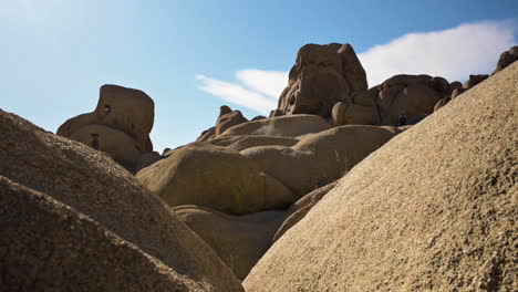 Felsformationen-Im-Joshua-Tree-National-Park-Mit-Strahlend-Blauem-Himmel-Im-Hintergrund---Weitwinkelaufnahme