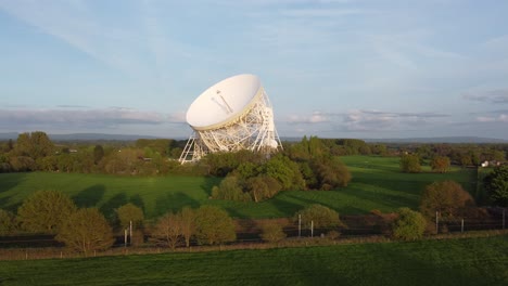 Drohnenaufnahmen-Fliegen-In-Der-Nähe-Des-Radioteleskops-Jodrell-Bank,-Cheshire,-Großbritannien