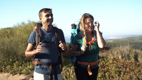 feliz pareja de mediana edad caminando por el camino de la montaña