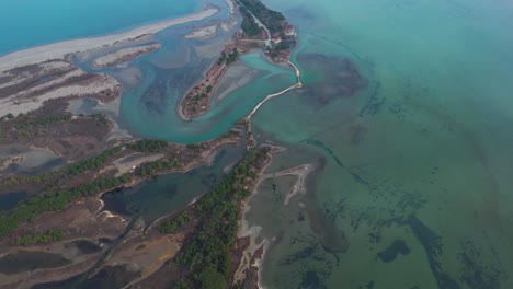 Hermosas-Formas-Abstractas-De-La-Naturaleza-De-La-Laguna-Con-Aguas-Poco-Profundas-Y-Manglares-En-Albania