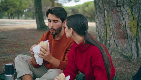 Romantisches-Familienpicknick-Im-Park,-Vertikale-Nahaufnahme.-Paar-Genießt-Snacks