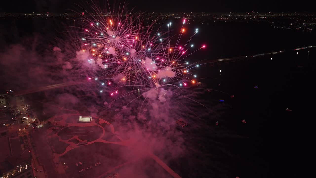 órbita aérea alrededor de la víspera de año nuevo fuegos artificiales en fort myers, florida, luces de la ciudad