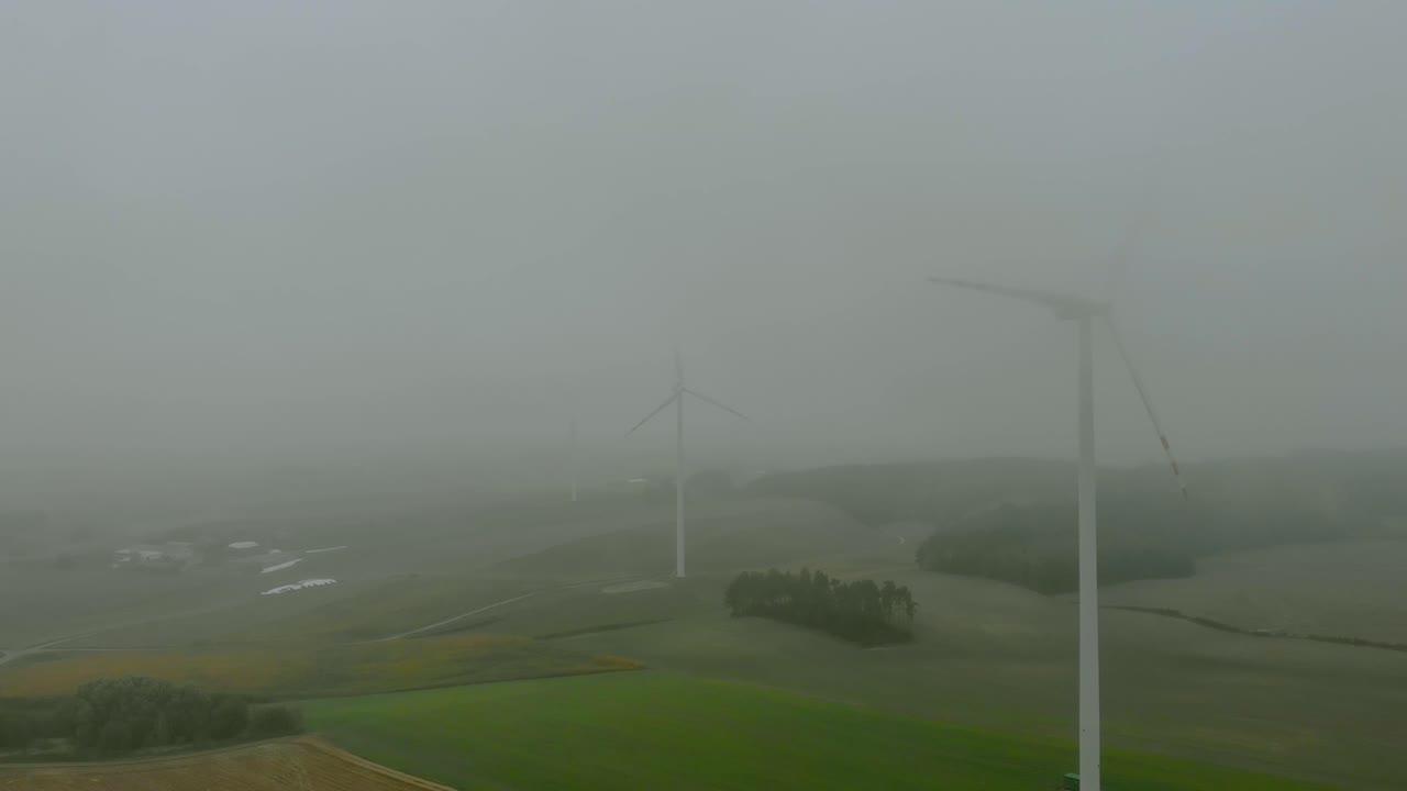 바람 농장에서 안개가 자욱한 아침에 공중 영상, 풍차는 들판에서 함께 가깝습니다.