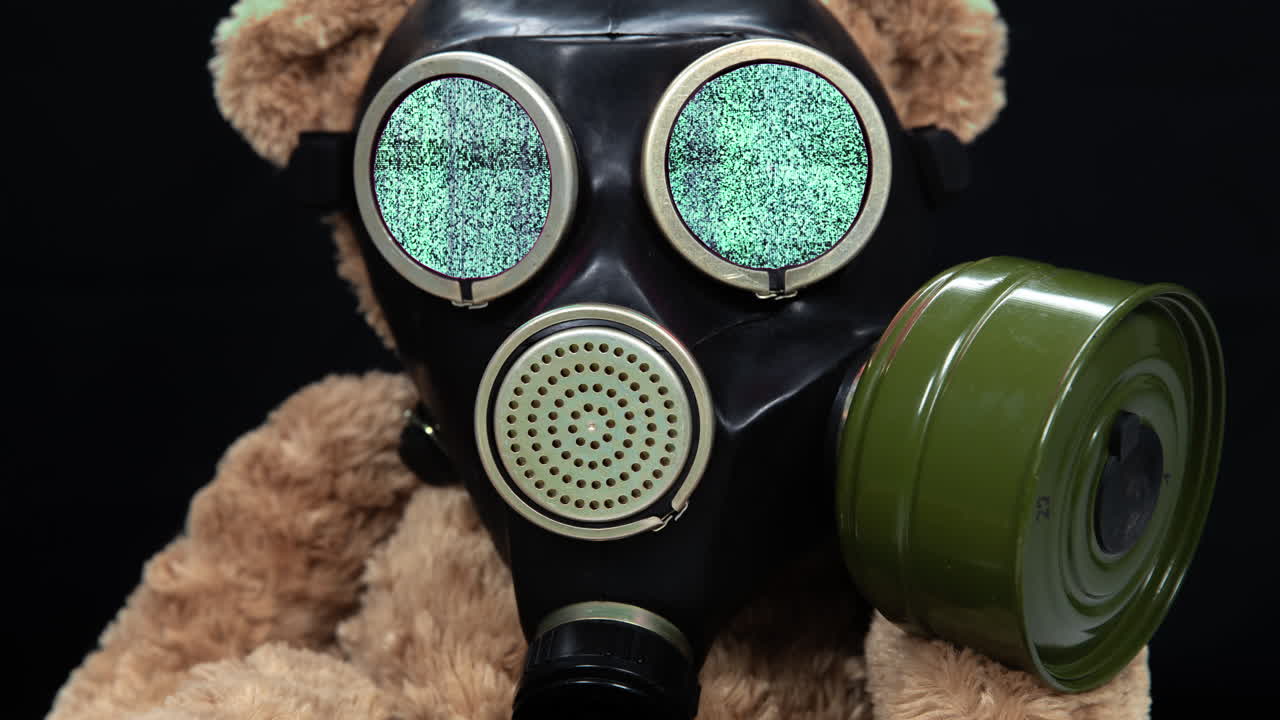 oso de peluche con máscara de gas y pantalla digital