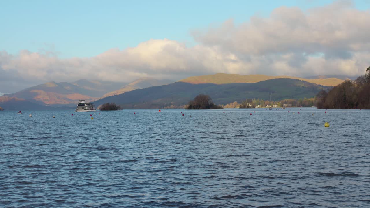 영국 브리아에서 가장 큰 호수인 윈더미어 (windermere) 의 조용한 자연 풍경