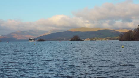 Paisaje-Natural-Tranquilo-En-El-Lago-Más-Grande-De-Windermere-En-Cumbria,-Inglaterra