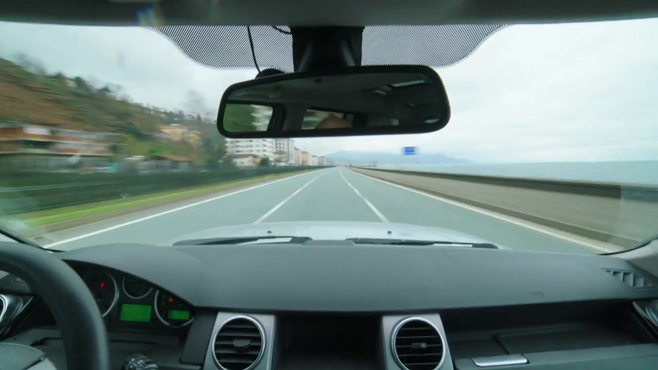 Percorrere un'autostrada costiera attraverso gallerie