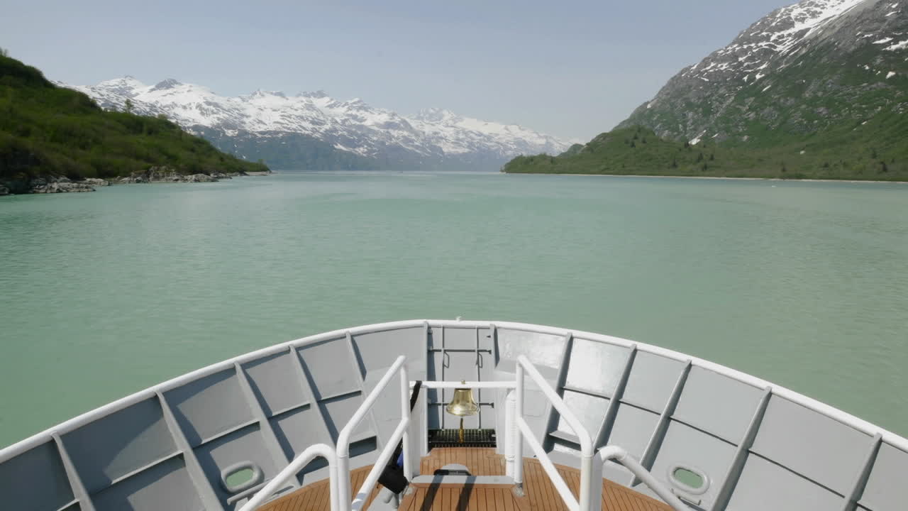 글레이셔 베이 국립공원 알래스카의 마제리 빙하에 접근하는 배의 뱃머리에서 시간 경과