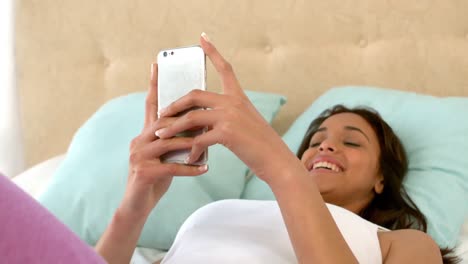 Mujer-Acostada-En-La-Cama-Hablando-Por-Teléfono