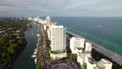 Panorama-Drohnenaufnahmen-Von-Hotels-Und-Resorts-Am-Miami-Beach,-Florida