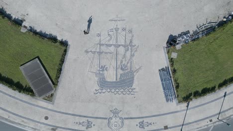 Vista-Aérea-De-Arriba-Hacia-Abajo-De-Azulejos-Que-Representan-Un-Barco-De-Carabela-Portugués-Sobre-El-Piso