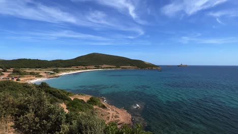 temporada de verano en la playa de tamarone en la isla de córcega, francia