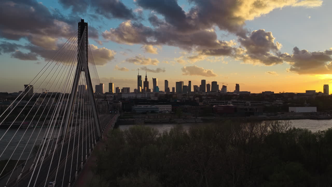 Ponte strallato con un pilone distintivo a forma di A. Ponte Świętokrzyski a Varsavia, Polonia. Ripresa aerea