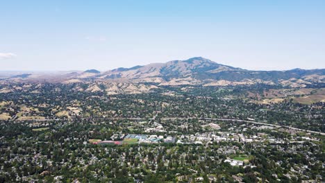 Vista-Aérea-De-La-Ciudad-De-Danville-Y-Mt-Diablo-En-Segundo-Plano-En-El-Desierto-Regional-De-Las-Trampas