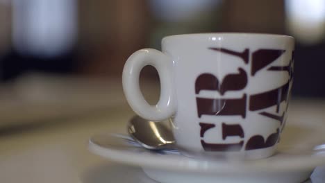 taza de café espresso macchiato italiano vista lateral