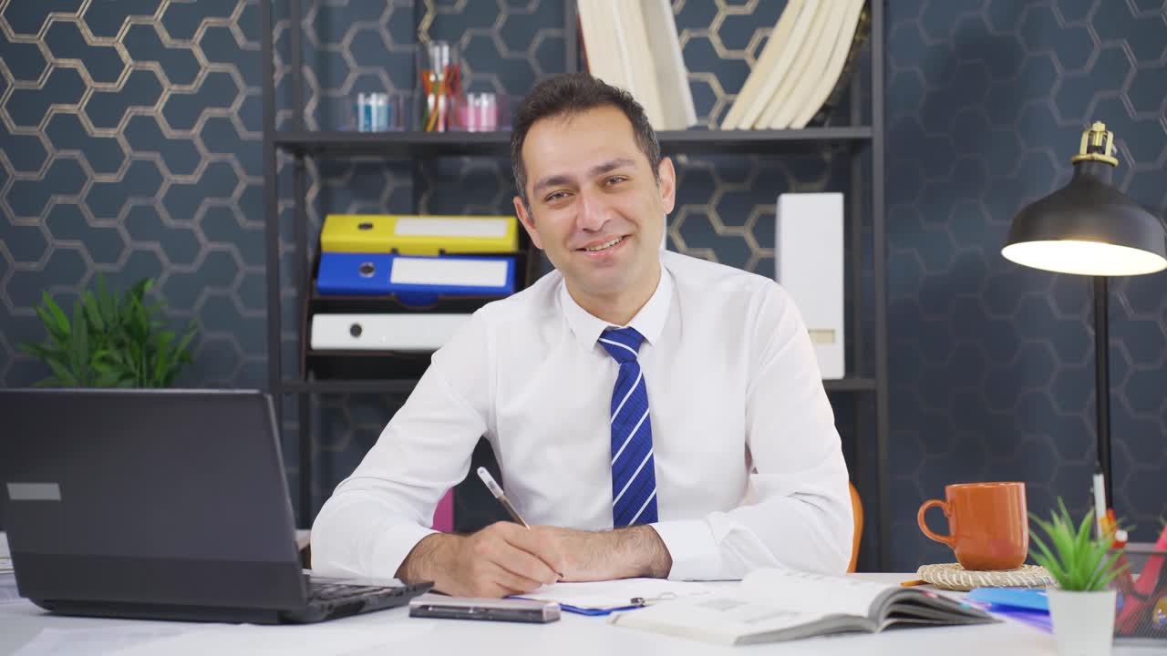 un hombre de negocios feliz y pacífico hablando a la cámara.