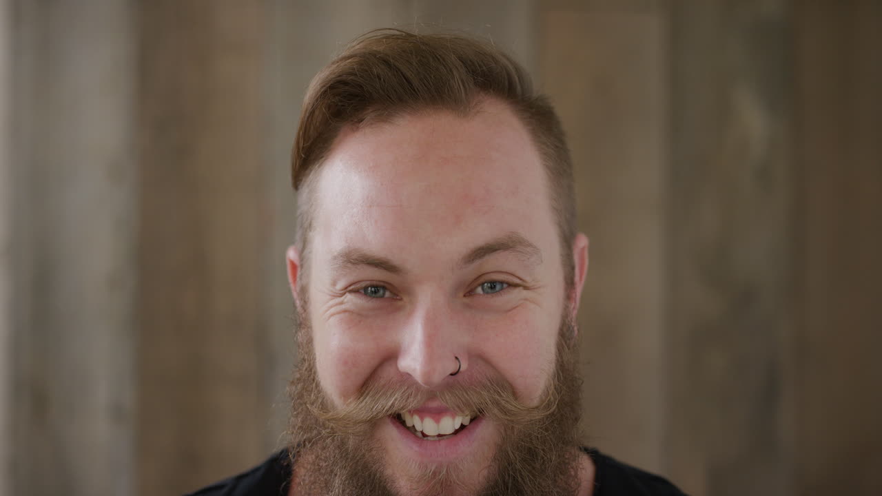 가까운 젊은  ⁇ 스터  ⁇ 크 남자 수염으로 웃고 즐겁고 성공적인 라이프 스타일을 즐기고 잘생긴 독립적인 남성