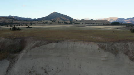 Luftaufnahmen-Von-Sockeldrohnen,-Die-über-Einer-Schlucht-Mit-Blick-Auf-Ebenen-Und-Berge-In-Deans-Bank,-Albert-Town,-Neuseeland,-Aufsteigen