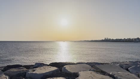 Schiffe,-Die-Bei-Sonnenuntergang-Am-Strand-Am-Meer-Vorbeifahren