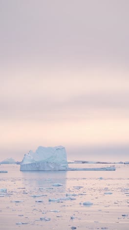 Großer-Antarktischer-Eisberg-Bei-Sonnenuntergang,-Eisbildung-Im-Meerwasser,-Großer-Eisberghintergrund-Mit-Kopierraum-In-Der-Antarktischen-Landschaft,-Vertikales-Video-Für-Soziale-Medien,-Instagram-Rollen-Und-Tiktok