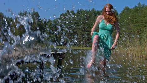 Una-Pareja-Joven-Pateando-Y-Salpicando-Agua-El-Uno-Al-Otro-Riéndose