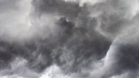 Relámpagos-En-Una-Tormenta-Entre-Nubes-Cumulonimbus