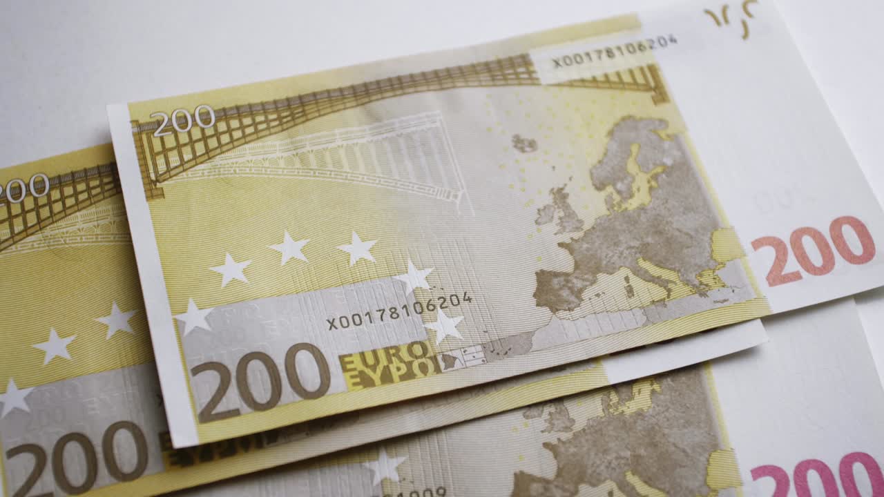 imágenes hechas a partir de billetes en efectivo de la unión europea. billetes de 200 euros.