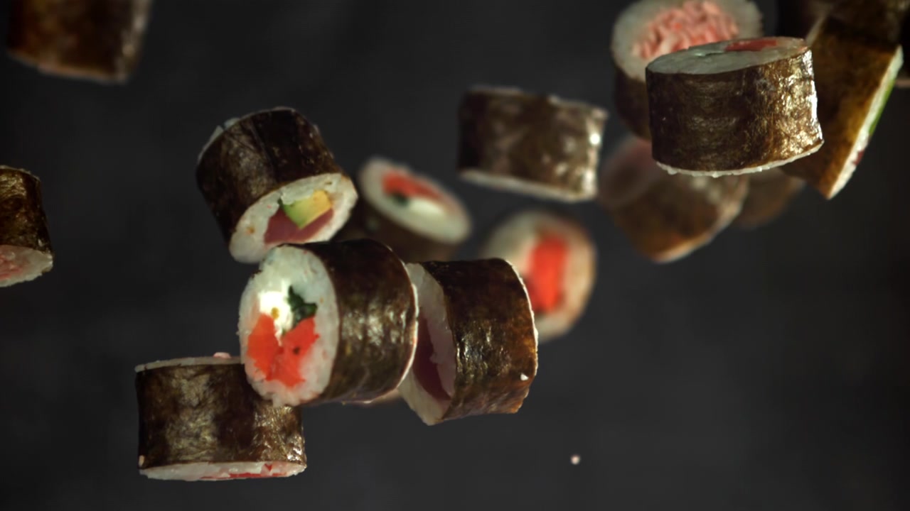 Köstliche japanische Sushi-Rollen fallen in Zeitlupe