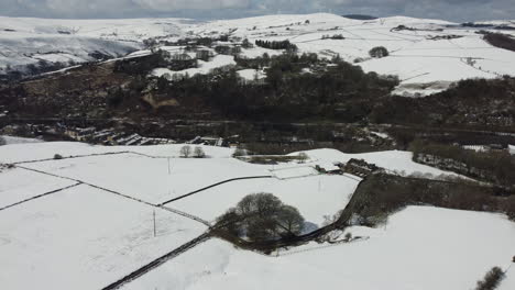 Paisaje-Invernal-Con-Granjas-Y-Campo-Abierto-Cubierto-De-Nieve