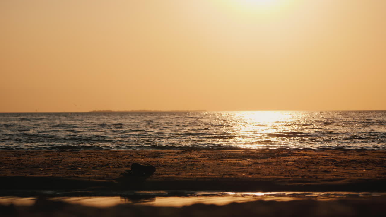 해변을 따라 달리는 평온한 아이의 실루엣