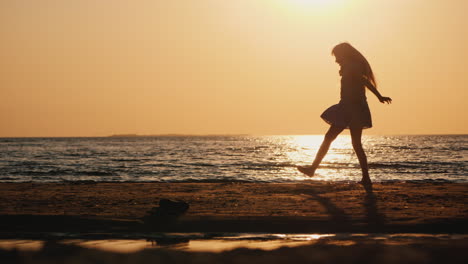 Silhouette-Eines-Unbeschwerten-Kindes,-Das-Am-Strand-Entlang-Läuft