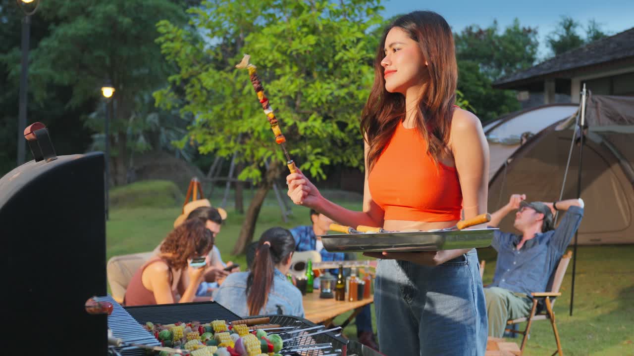 뒷마당 bbq 파티를 즐기는 친구들