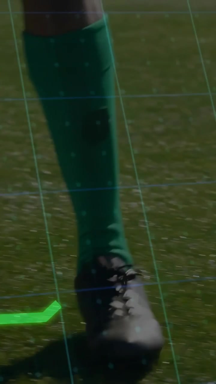 Vertikal video: Mann med grønne sokker sparker ball for å beholde kontrollen, rival sklir, analyserutenett sporer