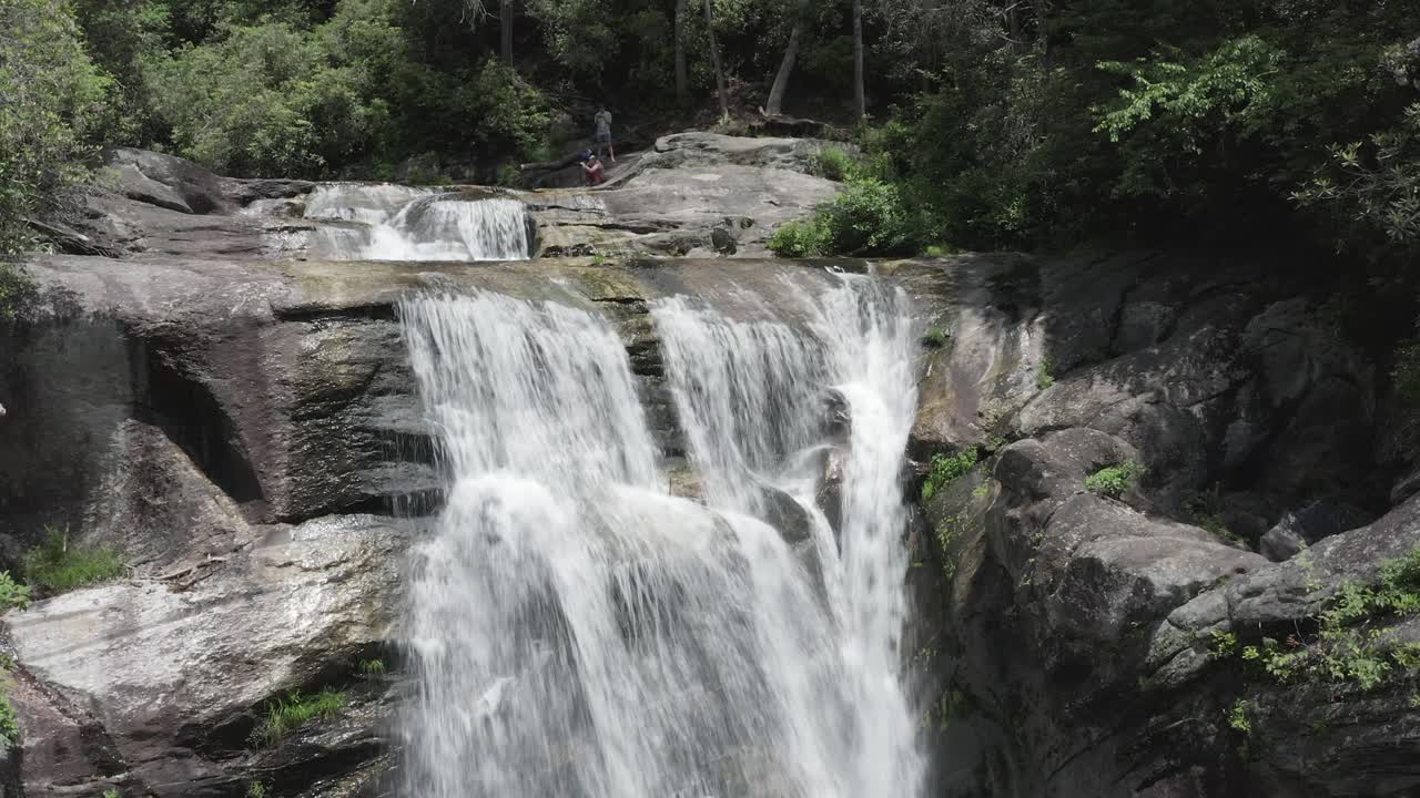 ascenso aéreo lento hacia abajo sobre la cascada