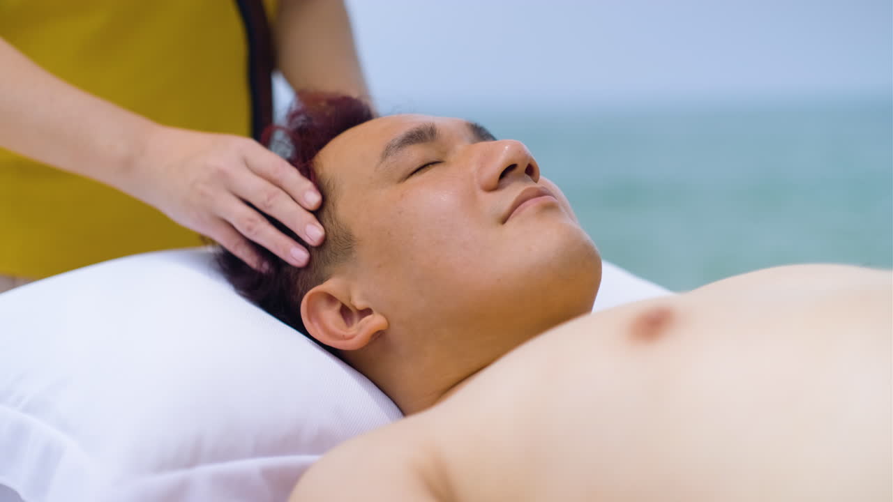 남자에게 마사지를 주는 안마사